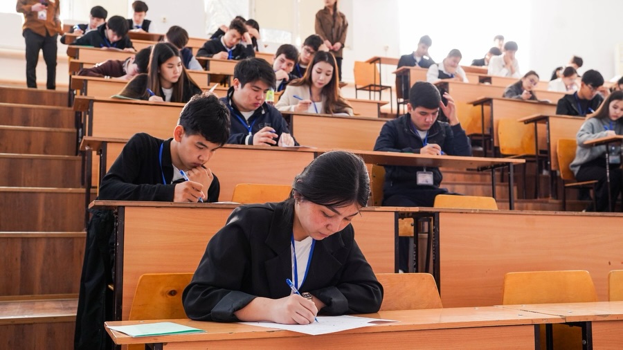 11-сынып оқушылары арасында пәндік олимпиада өтуде