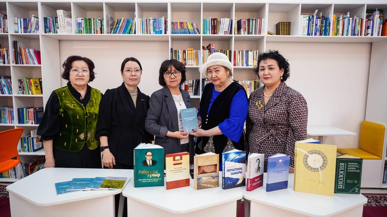 Кітапхана қоры құнды әдебиеттермен толықты