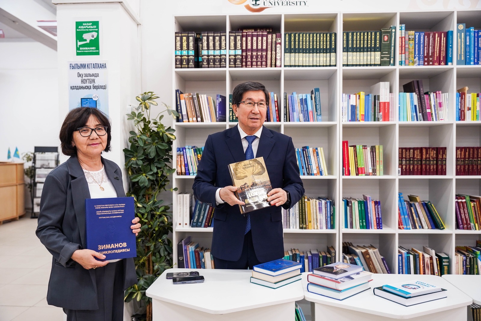 Университет кітапханасы құнды басылымдармен толықты