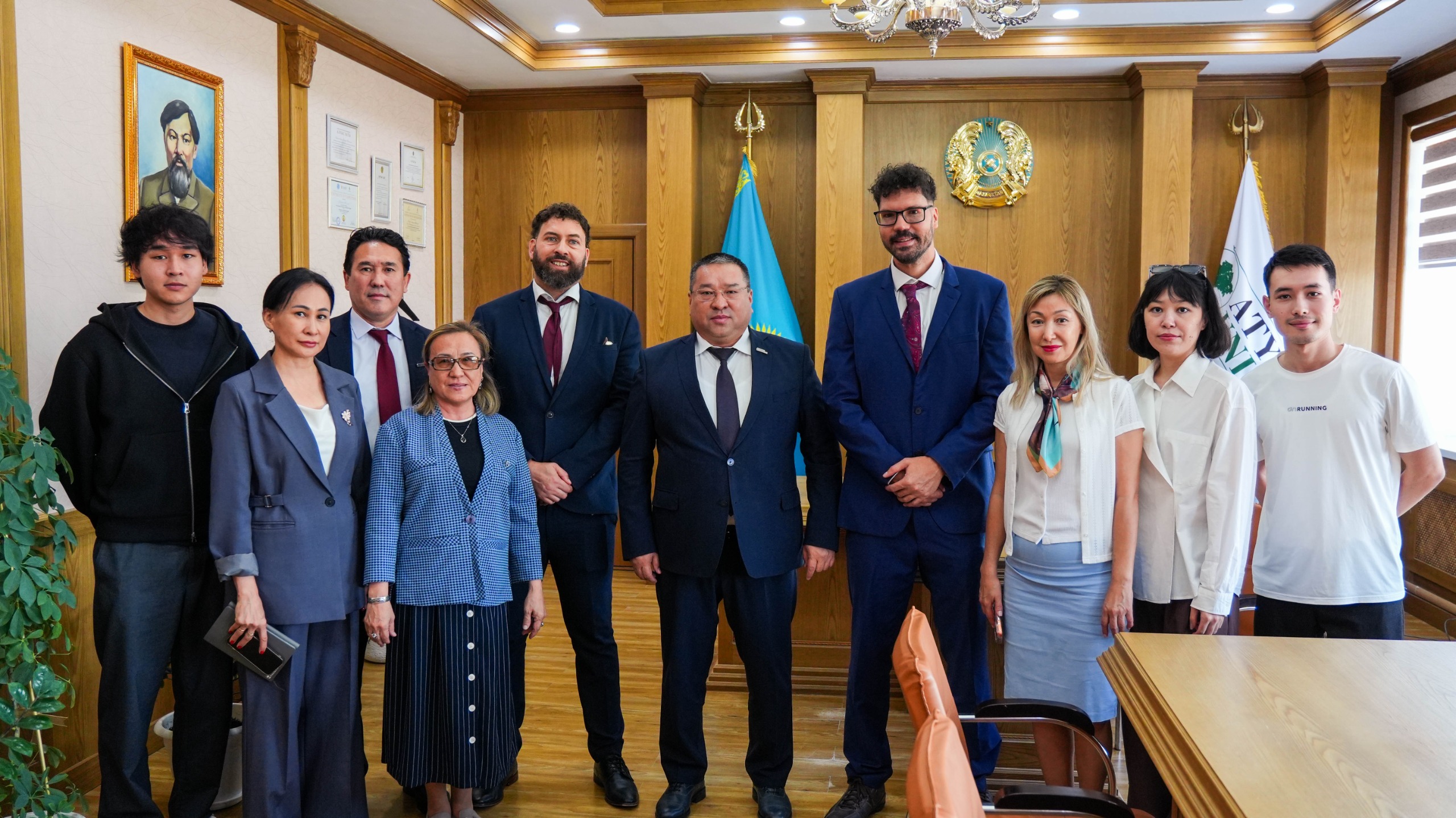 ҰЛЫБРИТАНИЯЛЫҚ ҒАЛЫМДАР АТЫРАУ УНИВЕРСИТЕТІНДЕ ДӘРІС БЕРЕДІ