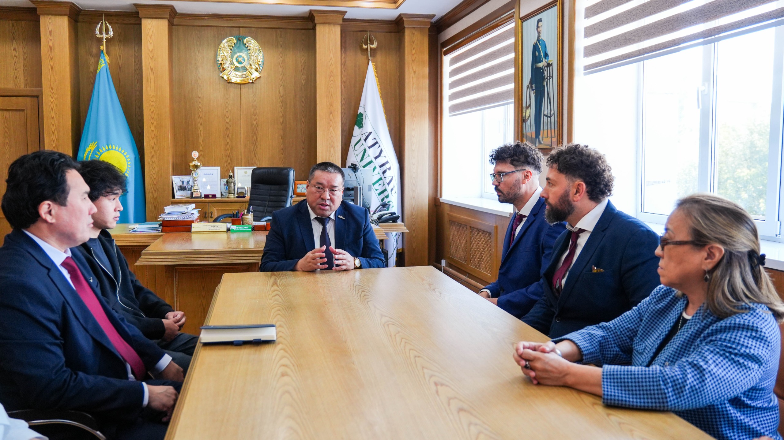 ҰЛЫБРИТАНИЯЛЫҚ ҒАЛЫМДАР АТЫРАУ УНИВЕРСИТЕТІНДЕ ДӘРІС БЕРЕДІ