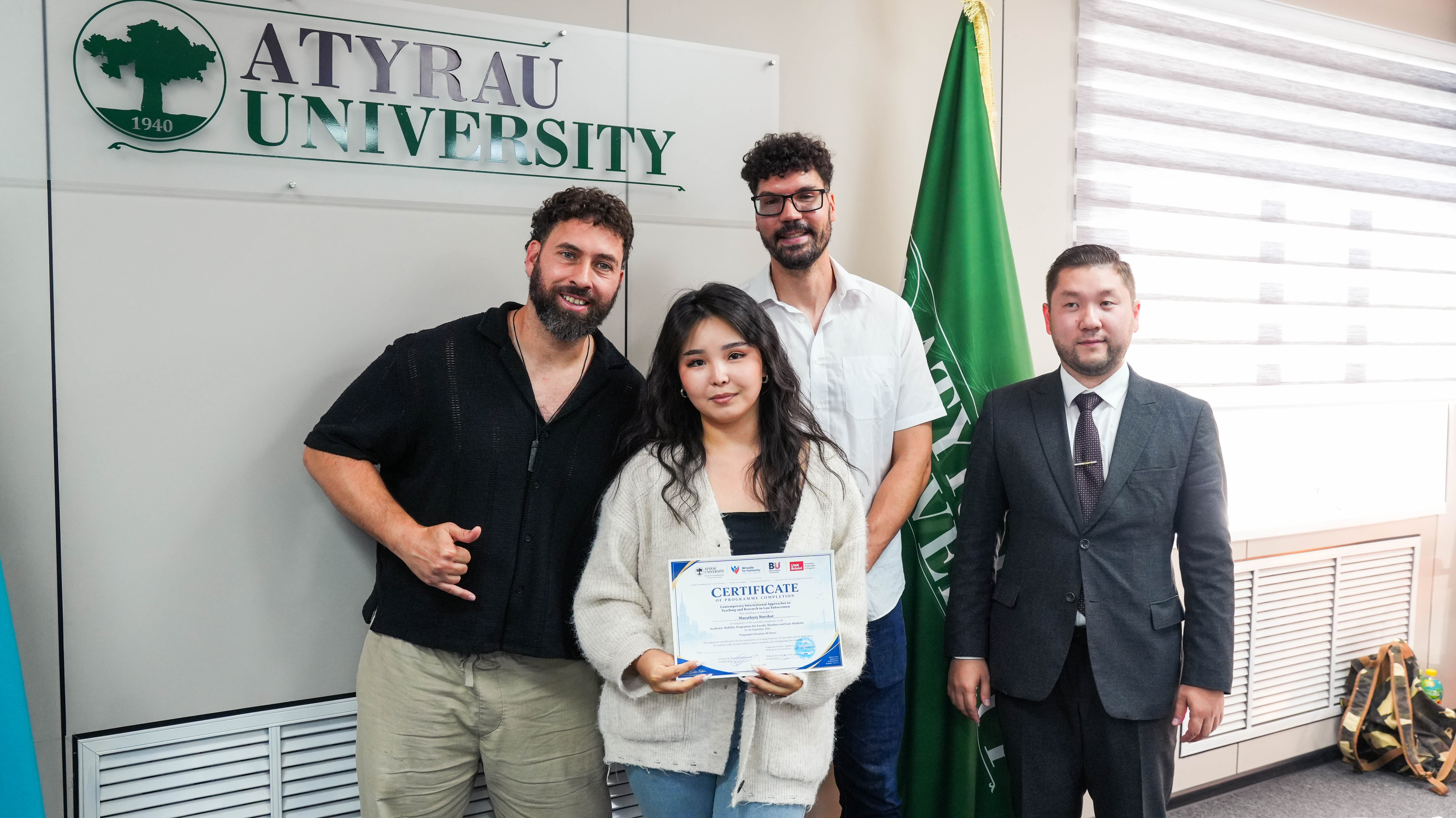 ШЕТЕЛДІК ПРОФЕССОРЛАР БІЛІМ АЛУШЫЛАРҒА СЕРТИФИКАТ ТАБЫСТАДЫ