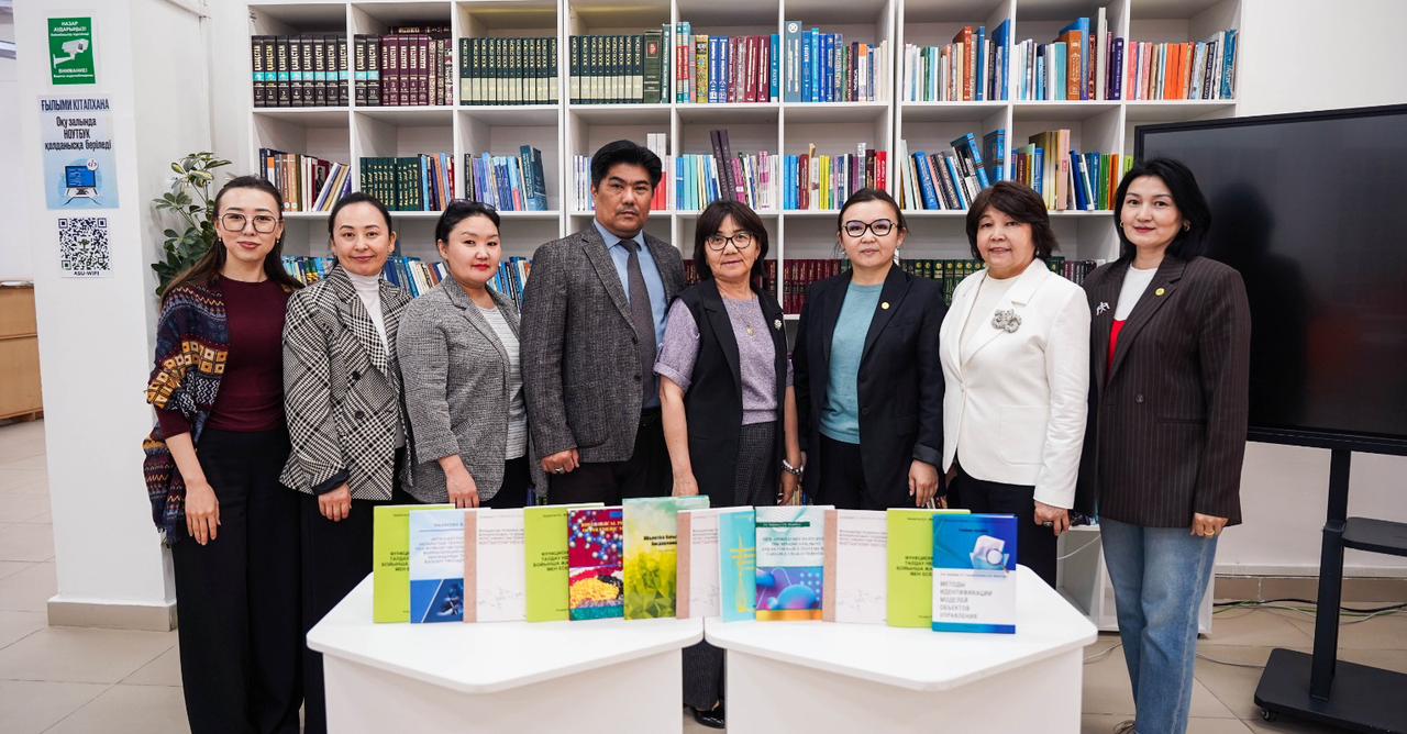 Университет кітапханасына ғылыми еңбектер тарту етілді