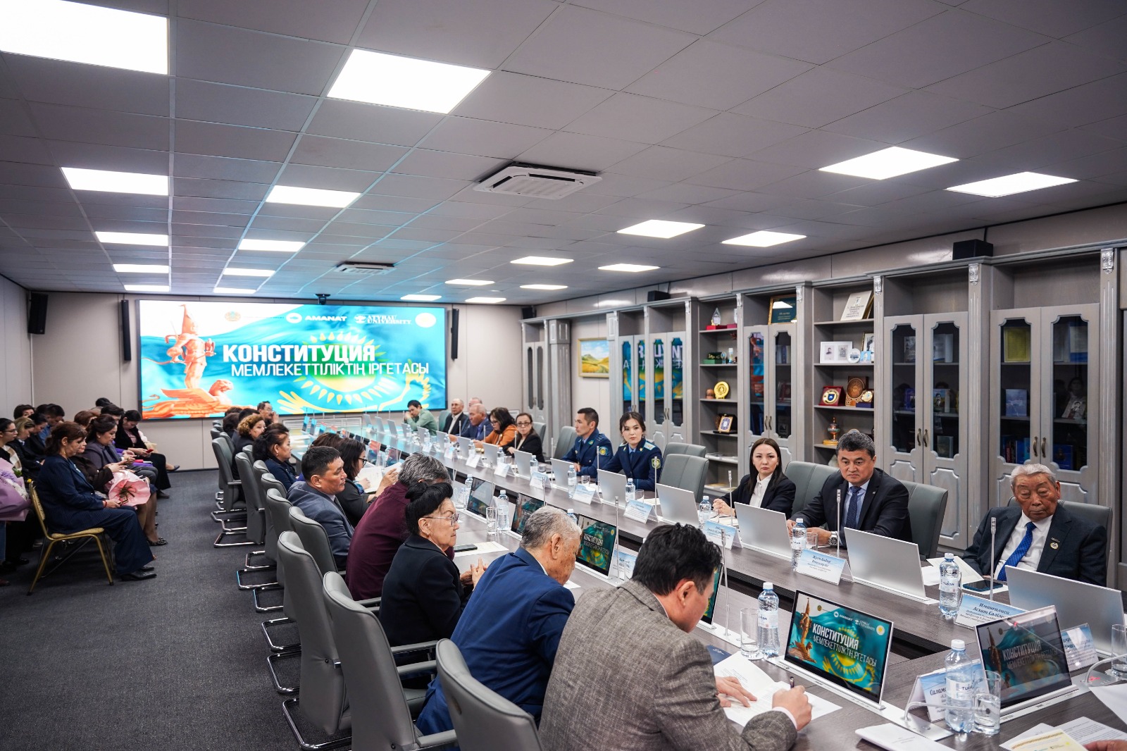 Атырау университетінде Конституцияның маңызы мен құқықтық мәдениет мәселелері талқыланды
