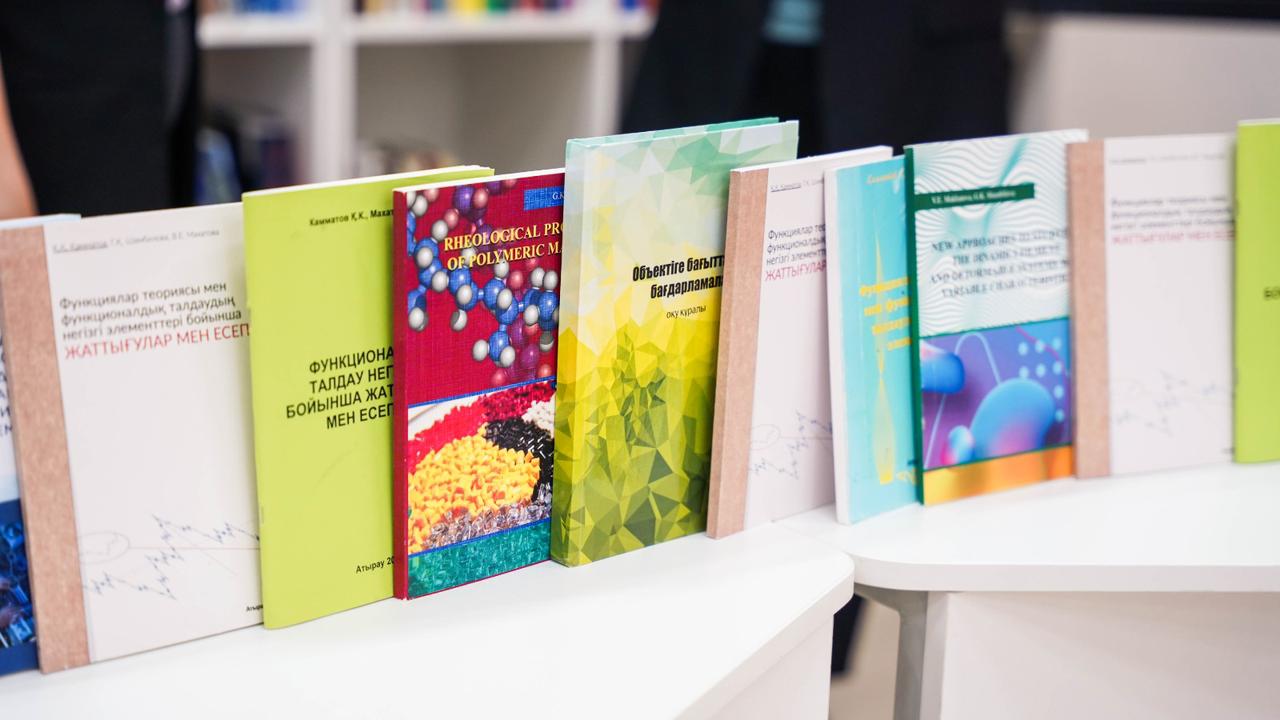Университет кітапханасына ғылыми еңбектер тарту етілді