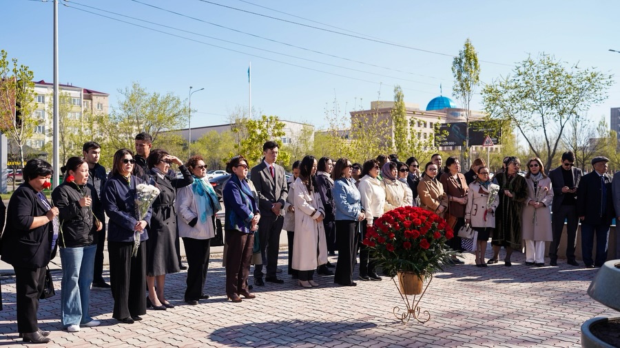 Академик Қаныш Сәтбаевтың ескерткішіне гүл шоқтары қойылды