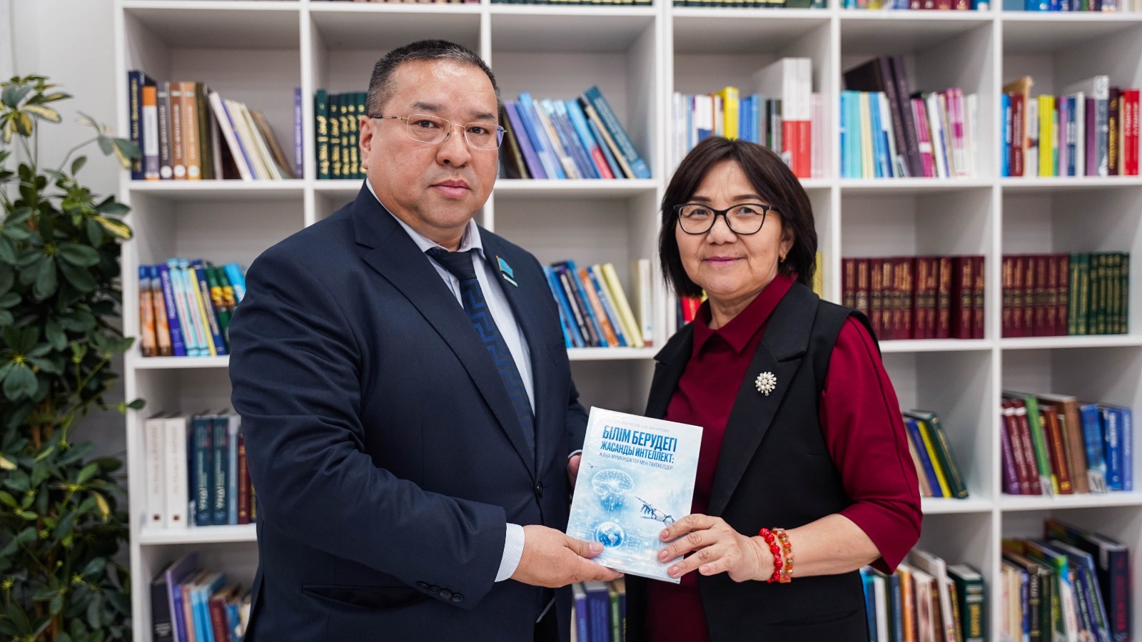 Ұлттық кітап күніне орай университет кітапханасына жаңа кітаптар табысталды