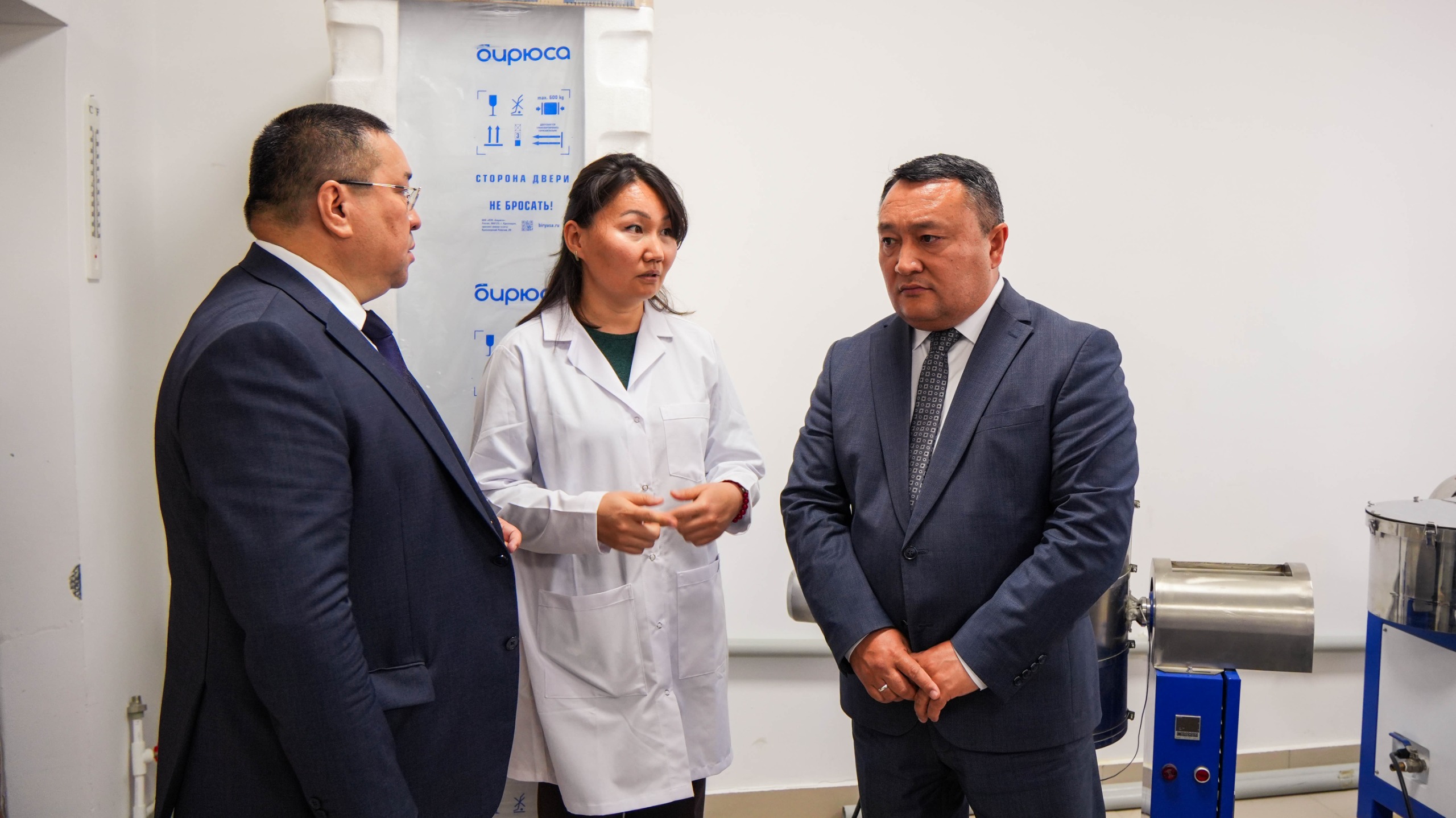 МИНИСТР КЕҢЕСШІСІ ЗЕРТХАНА ЖҰМЫСЫМЕН ТАНЫСТЫ